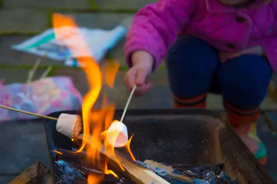 Grillen am Lagerfeuer © Unsplash.com, Richard Bell